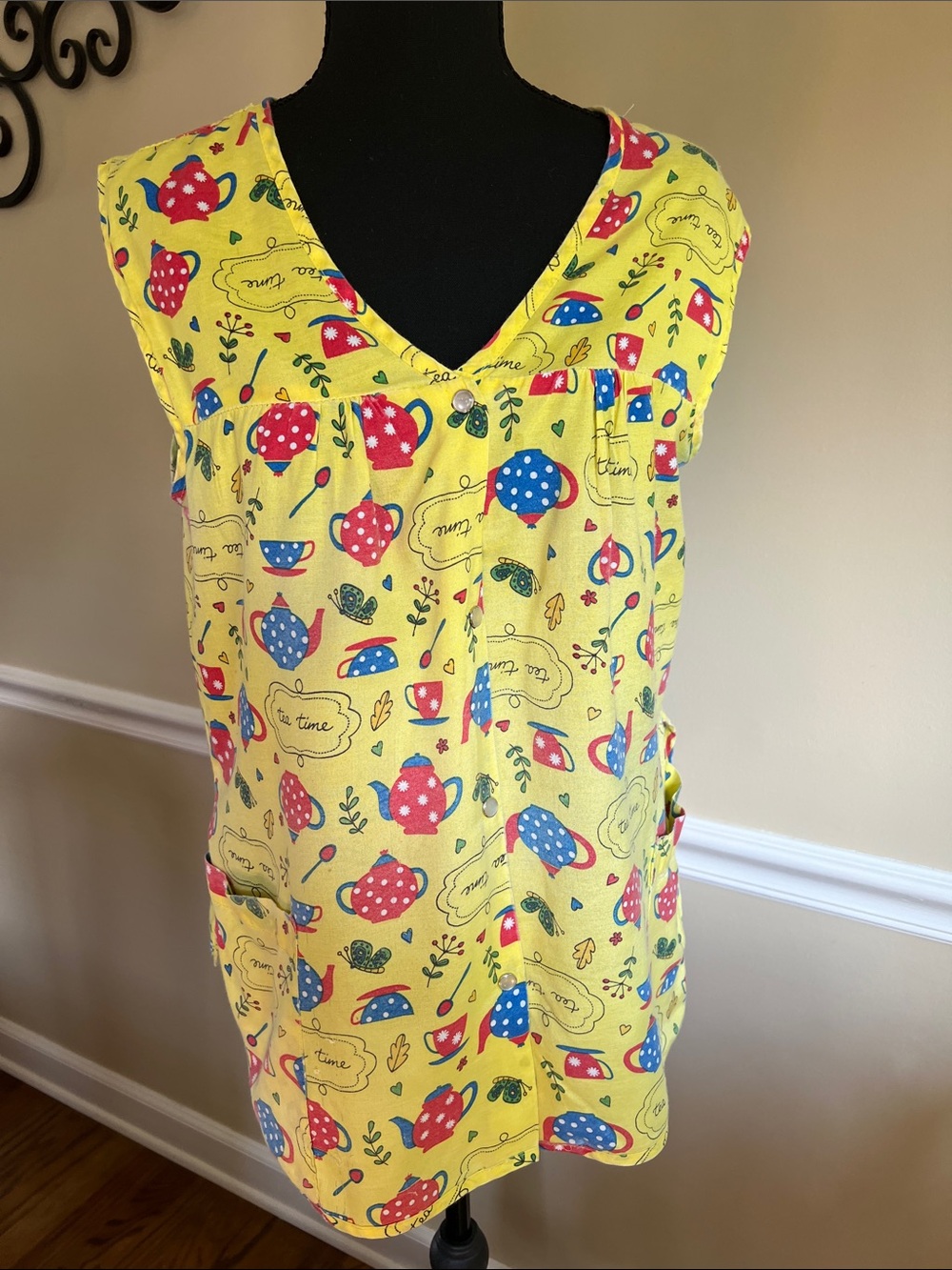 Vintage Tea Time smock apron snap closure